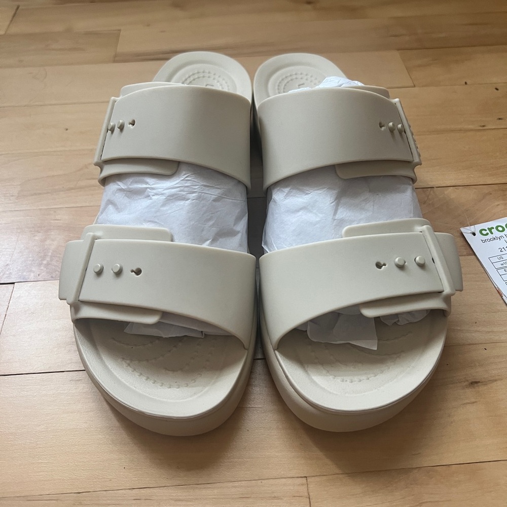 CROCS Women's Brooklyn Low Buckle Sandal